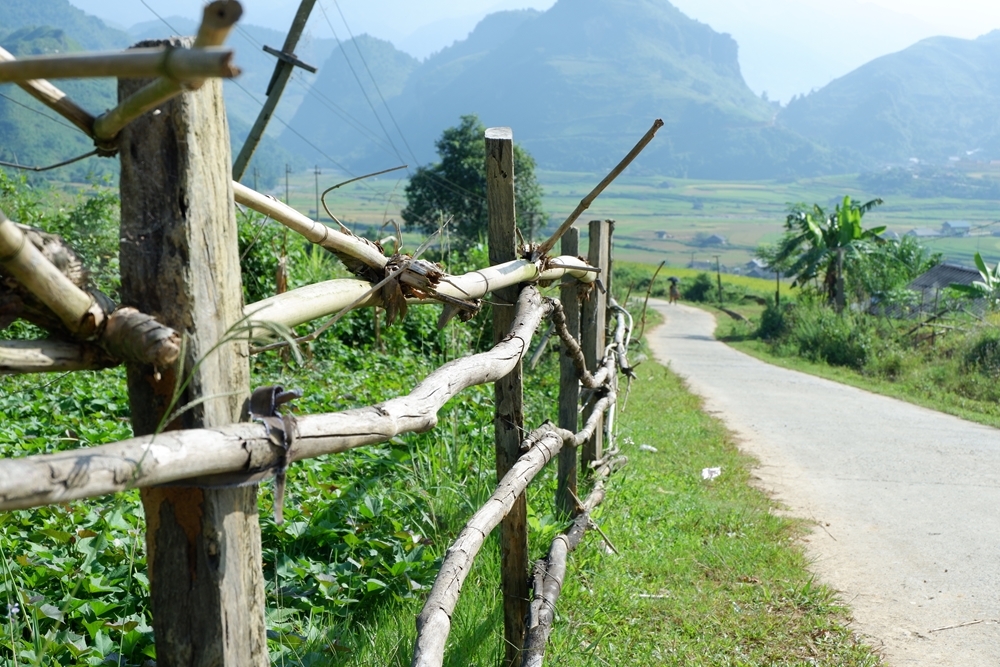 Những con đường xuyên qua các bản làng.